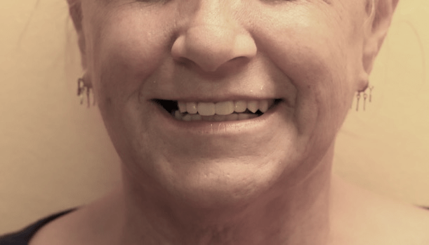 La cara de una persona sonriendo Descripción generada automáticamente